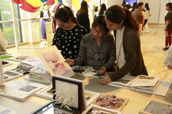 中法學院教學作品展覽隆重開幕，文化藝術(shù)交流再譜新篇